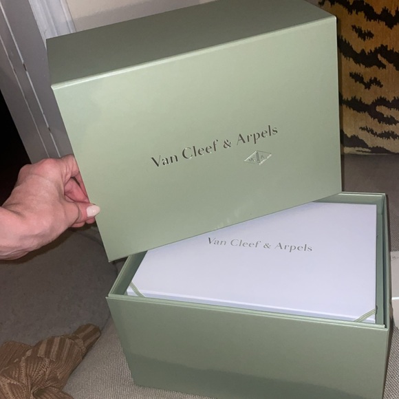 NEW Van Cleef & Arpel Gift Box - Picture 2 of 5